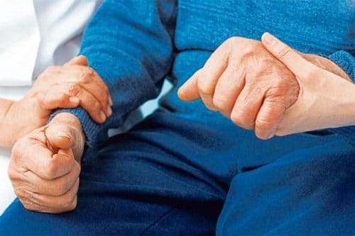 Chứng run tay ở người cao tuổi và cách phòng ngừa hình 1