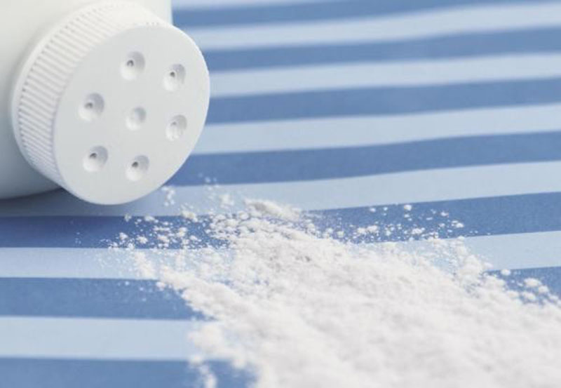 ra mồ hôi tay chân dùng phấn rôm để trị