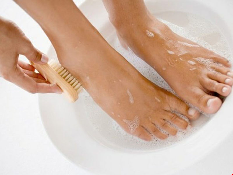 vệ sinh chân sạch sẽ để khử mùi hôi